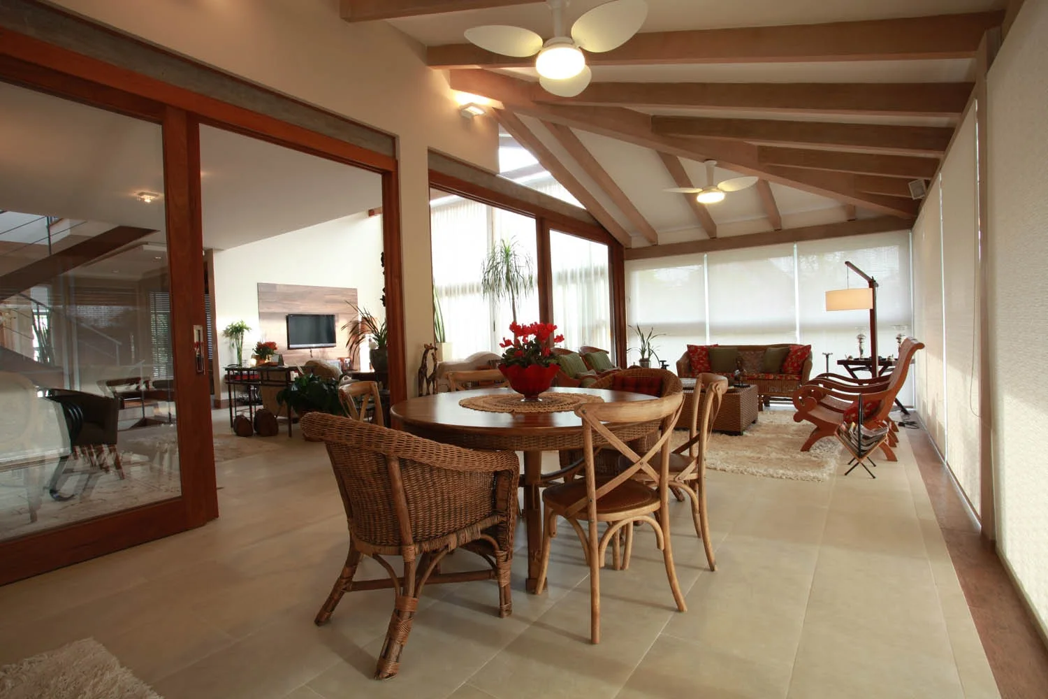 Varanda com mesa de refeições e vista para o living